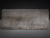 بلاطة قبر من سلالة هان الصينية معروضة للبيع بمزاد علنى