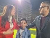 فى يده ابن الزميل الراحل محمود نصر.. رئيس تحرير اليوم السابع يعطى شارة بدء الدورة الرمضانية