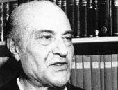 أوديسو إليتيس شاعر يونانى وأحد الدعاة الرئيسيين للحداثة وحصد نوبل