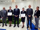 رئيس الشركة القابضة لمصر للطيران يكرم طاقم ضيافة بسبب موقف إنسانى بإحدى الرحلات