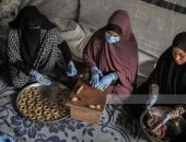 احتفالات رغم الألم.. النازحون فى غزة يستقبلون عيد الفطر بتحضير الكعك داخل الخيام