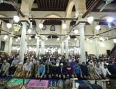 أئمة قبلة الجامع الأزهر يؤدون صلاة التراويح في الليلة 28 من رمضان