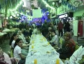 مشهد أسطورى فى فيصل.. بالسبحة والصليب وعلم فلسطين الأهالى يرسمون ملحمة حب فى أكبر إفطار جماعى بالجيزة.. أسراب الحمام تزين السماء.. والألعاب النارية والهتافات تملأ 22 شارعا ممتدا بطاولات الخير.. صور