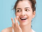 لو بشرتك جافة.. روتين يومى من 10 خطوات لترطيب مثالى