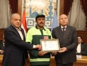 ​محافظ القاهرة يُكرم عامل نظافة عثر على نصف مليون جنيه وسلمها لصاحبها