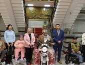 محافظ القليوبية يُسلم 3 كراسي متحركة ودراجة بخارية لعدد من ذوي الهمم