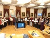محافظ القاهرة يكرم 81 موظفا لاجتيازهم برنامج «معا لمستقبل رقمى»