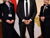 وزير الطيران يثمن أداء مضيفتين جويتين تقديرًا لتصرفهما الإنساني على متن رحلة