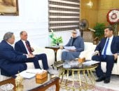 محافظ الوادى الجديد تلتقى رئيس شركة المياه بأسيوط والوادى الجديد