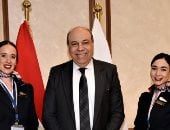 وزير الطيران يثمن أداء مضيفتين جويتين تقديرًا لتصرفهما الإنساني على متن رحلة