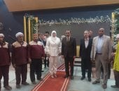 محافظ سوهاج يكرم 200 من عمال النظافة ويوزع عليهم الهدايا