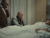 مسلسل اللون الأزرق الحلقة 14.. حزن وقلق يسيطر على والد آمنة فى المستشفى