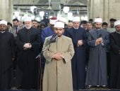 أئمة قبلة الجامع الأزهر يؤدون صلاة التراويح في آخر ليلة وترية من رمضان
