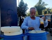 من بدلة البنك إلى عربة العصير.. 38 عامًا من كفاح “العم حسني” في قنا.. صور