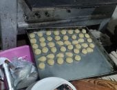 "من فرن بسيط إلى بهجة العيد".. حكاية “أم إسلام” مع الكحك فى الغربية (صور)