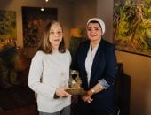 الفنانة التشكيلية نازلى مدكور فى أول حوار بعد تكريمها من السيدة انتصار السيسي فى بودكاست "الكلام على إيه": تكريمى دعم للمرأة المصرية.. الدولة تدعم أبنائها ونسائها بشكل خاص.. استقلت من عملى بالاقتصاد من أجل الفن