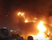 السيطرة على حريق مطعمين ومحل في عقار بكفر طهرمس.. صور 