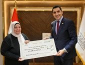 وزير الشباب والرياضة يُكرم المدير التنفيذى لمركز شباب عين الصيرة