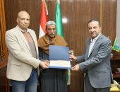 محافظ المنوفية يكرم عاملاً بقسم الحدائق بأشمون لإخلاصه وتفانيه فى العمل