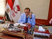 محافظ سوهاج يهنئ الفائزة بجائزة الأم المثالية على مستوى المحافظة