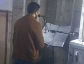 دعاء القنوت يملأ المساجد.. مشاهد مؤثرة من تهجد ليلة 29 رمضان بكفر الشيخ (فيديو)