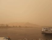 الآن من سوهاج.. لحظة دخول العاصفة الترابية وتحول السماء للون الأحمر (فيديو)