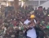 مدرب السنغال ينقل كأس أفريقيا إلى قاعدة عسكرية.. فيديو