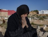 أهالى غزة يزورون مقابر شهداء الحرب في أول أيام عيد الفطر