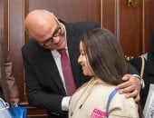 محافظ الإسكندرية يكرم أسر شهداء.. ويستقبل قيادات تنفيذية للتهنئة بالعيد