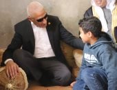 محافظ شمال سيناء يبحث مطالب أهالي ريسان عنيزة ويعزز الخدمات بوسط سيناء.. صور