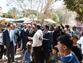 محافظ الفيوم يوزع الهدايا على الأطفال بالعيد