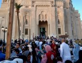 ساحة المرسى أبو العباس بالإسكندرية تمتلئ بالمصلين فى صلاة عيد الفطر.. فيديو