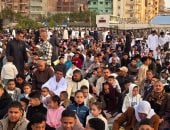 الآلاف يؤدون صلاة عيد الفطر المبارك بمسجد الإمام الحسين