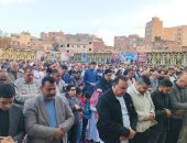 الآلاف يؤدون صلاة عيد الفطر بساحات الغربية