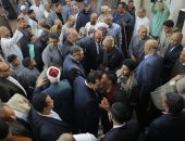 محافظ قنا يشارك الأهالى صلاة عيد الفطر ويبادلهم التهانى بمسجد عبدالرحيم القنائى