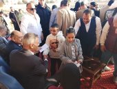 محافظ جنوب سيناء يوزع عيديات وهدايا على الأطفال بعد صلاة عيد الفطر.. صور