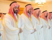 ولى العهد السعودى يؤدى صلاة عيد الفطر بالمسجد الحرام 