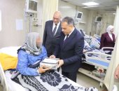محافظ الشرقية يزور مرضى المستشفيات ويهديهم كحك العيد