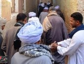 البلد كلها بتعيد على بعض.. أهالى دنفيق بقنا يتبادلون التهانى.. فيديو