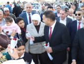 العيد فرحة.. الملايين يؤدون صلاة العيد فى محافظات مصر.. والمحافظون يقدمون التهانى للمواطنين.. محافظ الإسكندرية يزور أطفال مستشفى الملكة نازلى.. وعيديات وهدايا للأطفال بجنوب سيناء.. والقليوبية توزع الورود