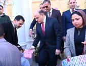 محافظ الغربية يشارك أهالى طنطا فرحة عيد الفطر ويوزع الهدايا للأطفال