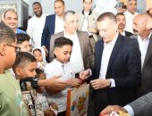 محافظ أسوان يوزع كروت التهنئة والعيدية على الأطفال