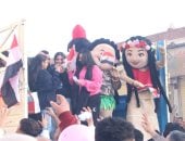 مقطورة محملة بالهدايا تجوب شوارع المحلة لإدخال البهجة على الأطفال.. صور