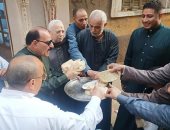 بيوزعوا عيش وملح.. أغرب عادة فى العيد بقرية طنبول الكبرى فى الدقهلية (فيديو)