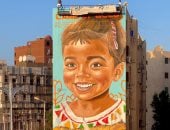 على ومها.. قصة حب وفن تزين شوارع أسوان.. الجداريات تعكس التراث النوبى وروح المدينة.. من أكشاك الكهرباء إلى بانوراما "طريق السادات".. وزير الثقافة السابق يشيد بالتجربة ويشارك فى تعميم الفكرة بمحافظات مصر.. صور