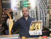 انتعاشة بأسواق الفسيخ والملوحة قبيل عيد الفطر فى أسوان.. فيديو وصور