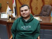 مولود بلا أطراف.. عبد الله "فارس الإرادة" يكتب بفمه ويحفظ القرآن (فيديو)