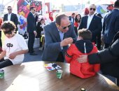 الرئيس السيسى يشارك الأطفال الاحتفال بعيد الفطر.. ويشهد افتتاح مونوريل شرق النيل بالعاصمة الجديدة