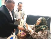 رئيس مركز الداخلة يهنئ المرضى بمستشفى الداخلة والأطقم الطبية بعيد الفطر