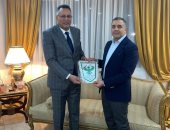 الحسيني أبو قمر يقدم درع النادي المصري لسفير مصر بالجزائر